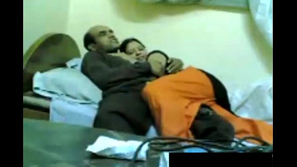 xxxbd25.sextgem.com –Indian Desi couples in bed while shooting with Cam
