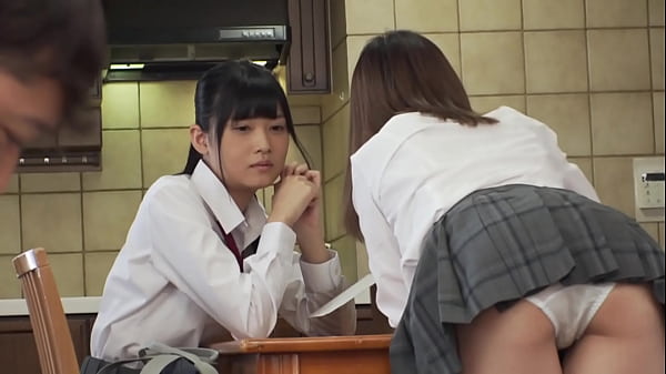 https://bit.ly/3CWhGnG　友達のJ○妹が小悪魔な笑みを浮かべパンチラで誘惑！ムレムレパンティで激しい顔騎&尻コキ責めで弄ばれて…　友達には内緒で妹の敏感生マ○コをがっつりハメまくる！【パート1】